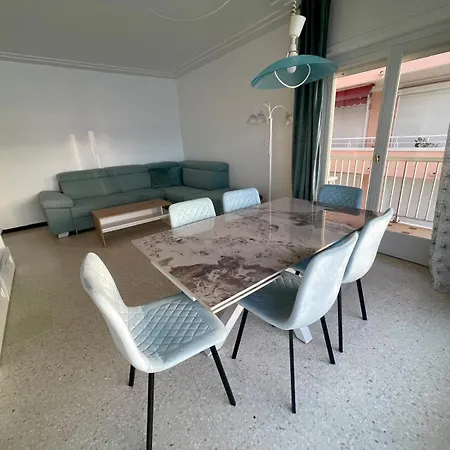 Waterfront Close Casino * مينتون