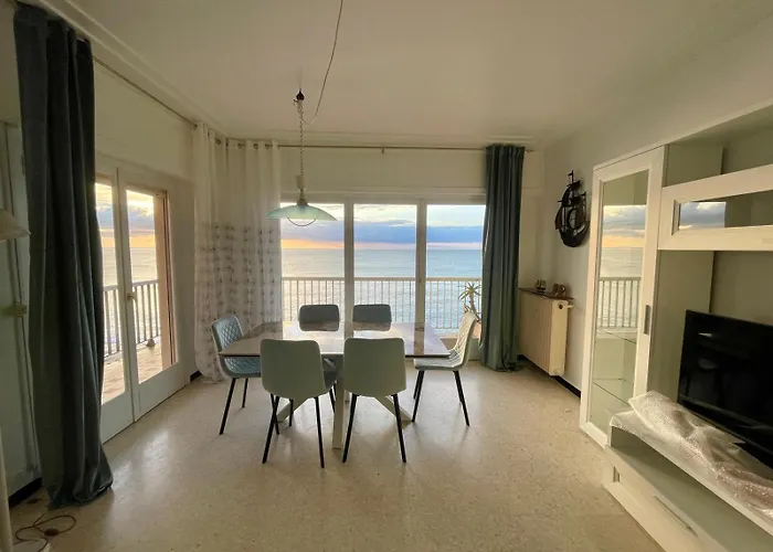 Waterfront Close Casino شقة